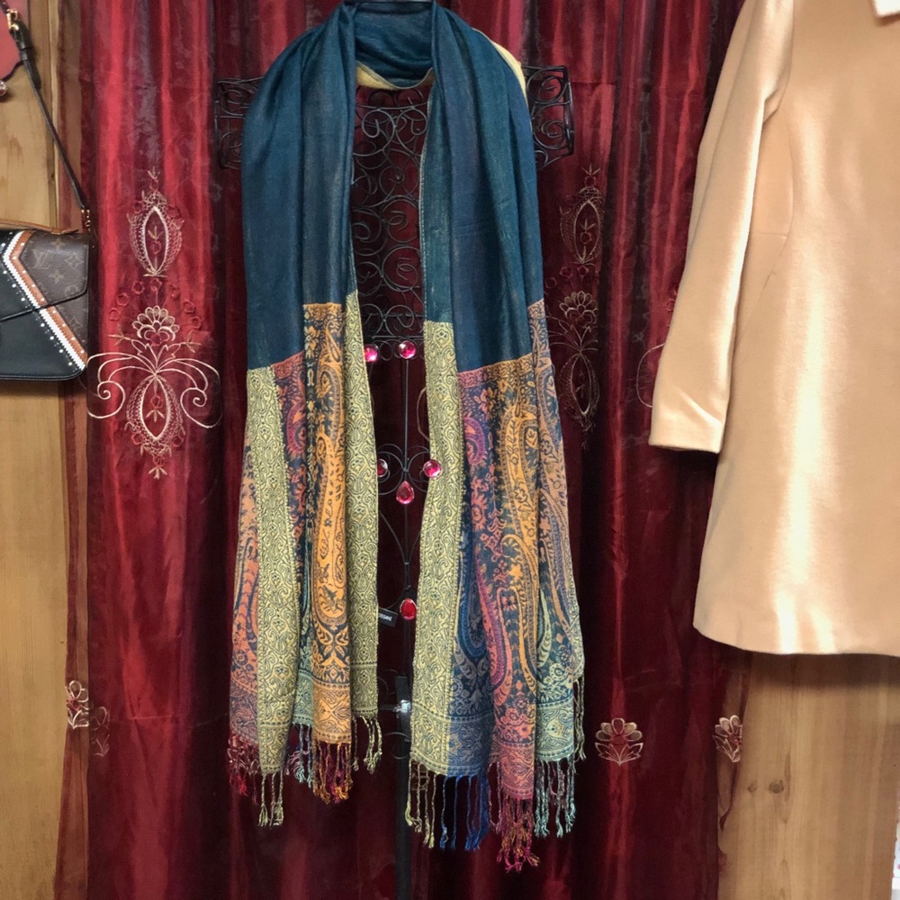 Beautiful Reversible Scarf - Picture 5 of 8